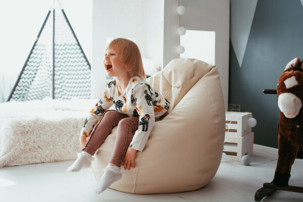 Kunstnahast väike kott-tool Diana on suurepärane lastetuppa või õue lastele istumiseks ja mängimiseks